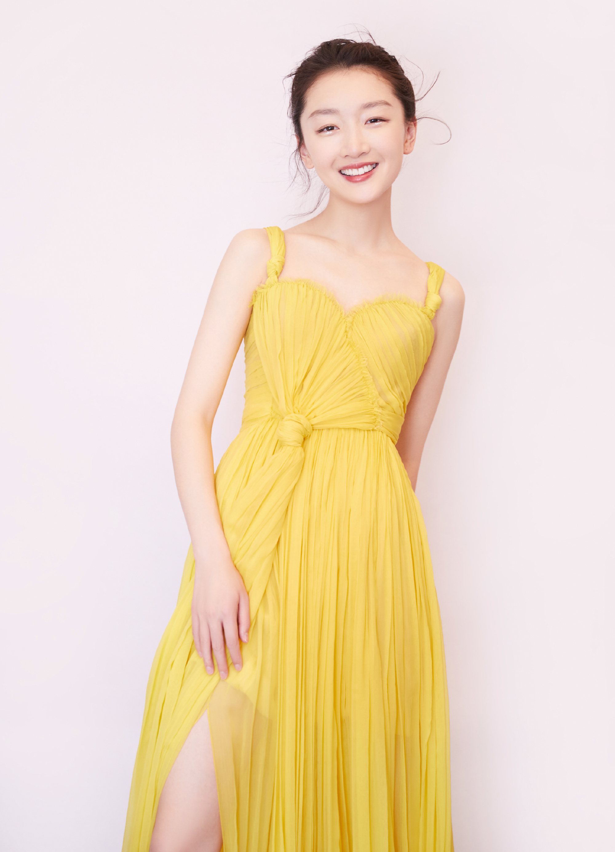 原创周冬雨穿小黄裙凹造型搭配仙女妆好清纯网友心动的感觉