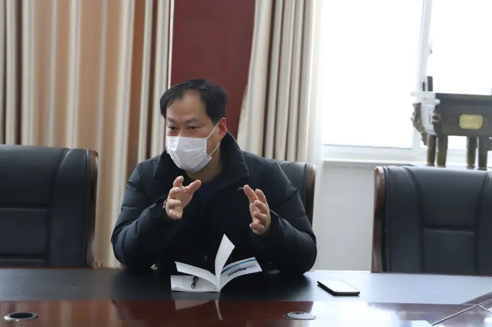 自操场返回学校立德楼会议室,东昌府区教体局副局长刘建吾同志以及教