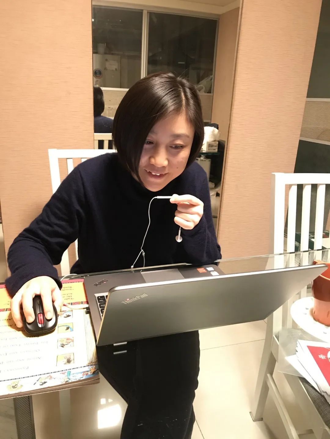 瞿伟华老师在录制网课▲陈哲君老师在备课▲陆蓓莉老师在录制音频于是