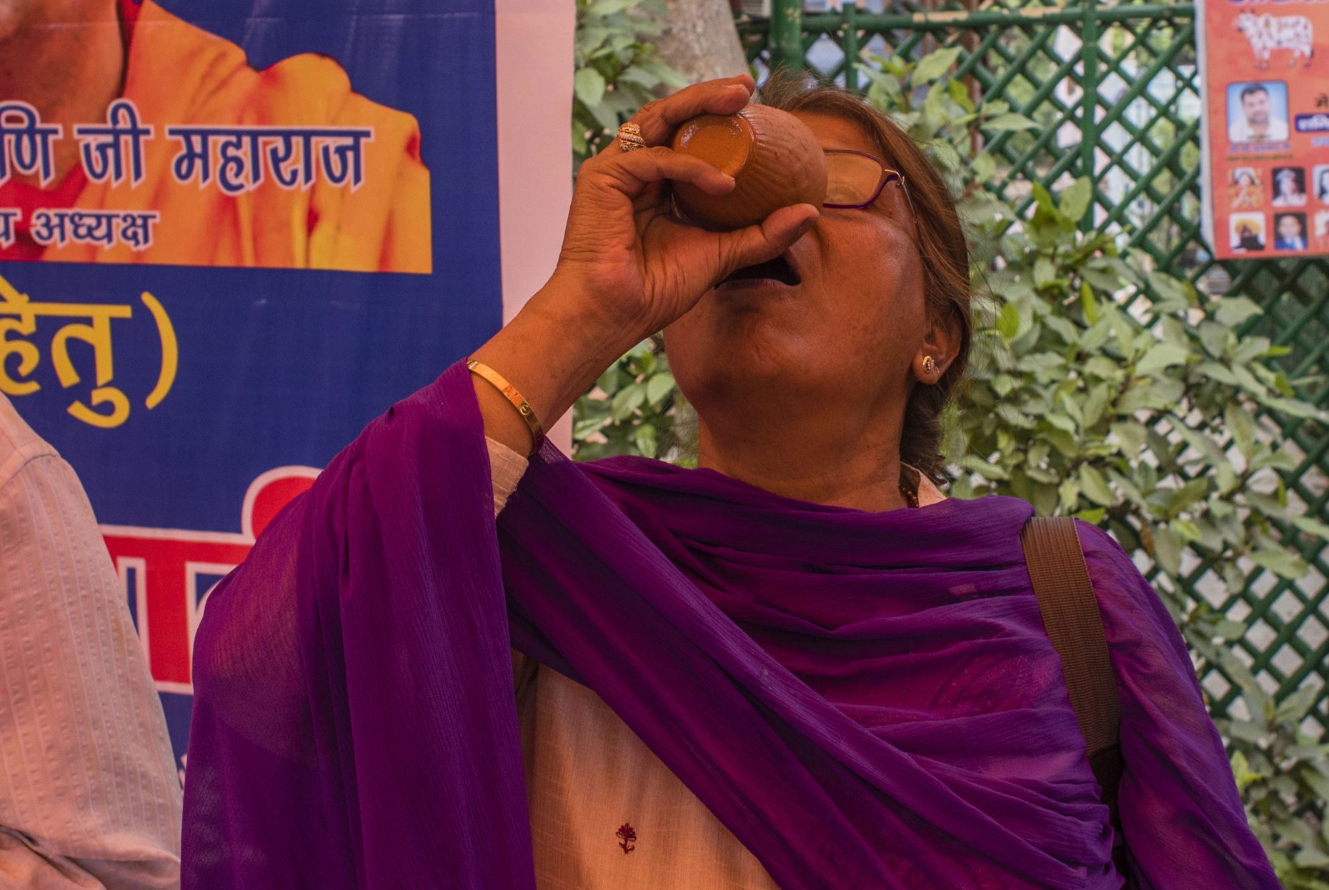 原创印度男女聚众一起喝牛尿称能防新冠病毒比吃西药管用