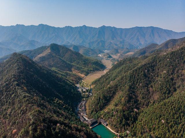 是桐庐少有的原生态资源,拥有一谷幽深,十里古道,百瀑争流,千年