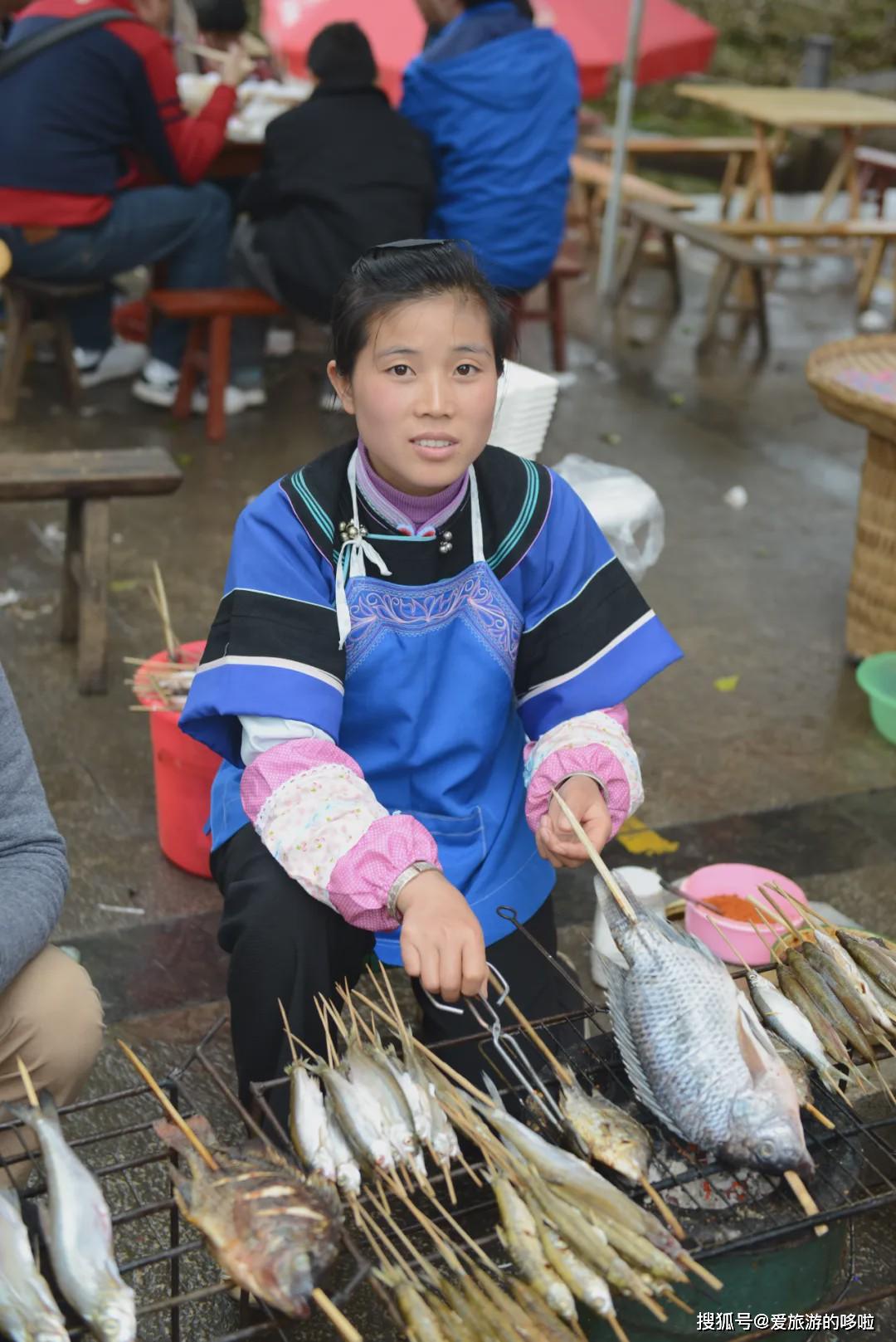 多依河附近,正在做烤鱼的布依族人.