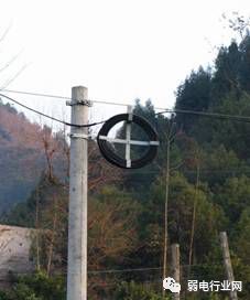 5,架空光缆与电力线以及其他通信杆路交越处采用专用保护套管进行保护