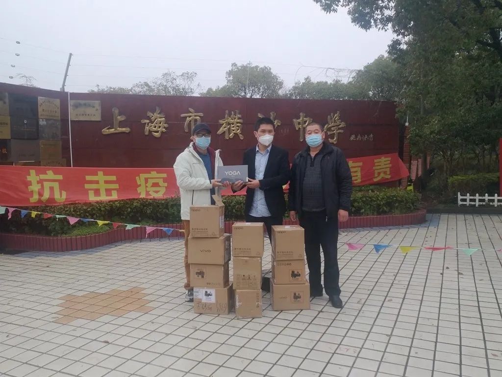 (市场路)的负责人夏松涛也为横沙中学的困难学子送来了11台平板电脑