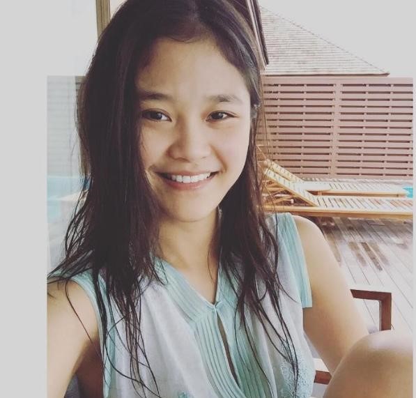 虽说对比母亲岳红来说,这么多年的不温不火确实有些惨淡,但岳以恩依旧