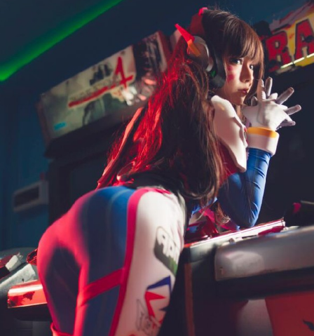 dva口嚼泡泡糖出现在游戏厅,看到她吹泡泡"形状",一秒沦陷