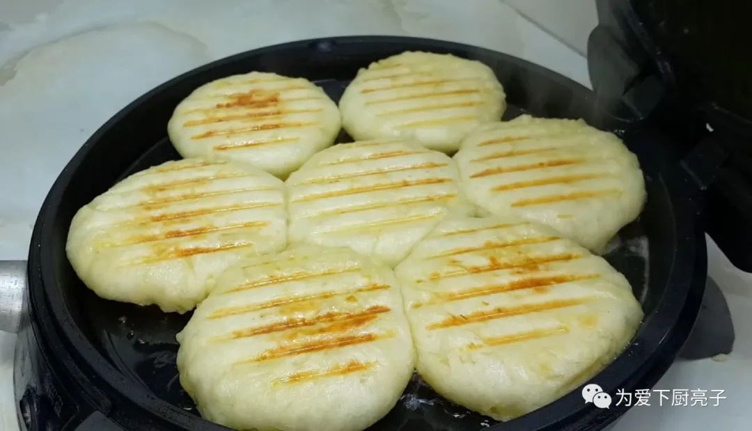 原创美食作者名称为爱下厨好吃又简单的《家常水果烧饼》就完成了