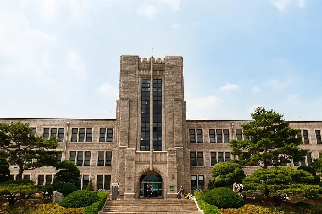 东国大学中央大学是艺术,电影方面非常好的学校,也是韩国有名的常春藤