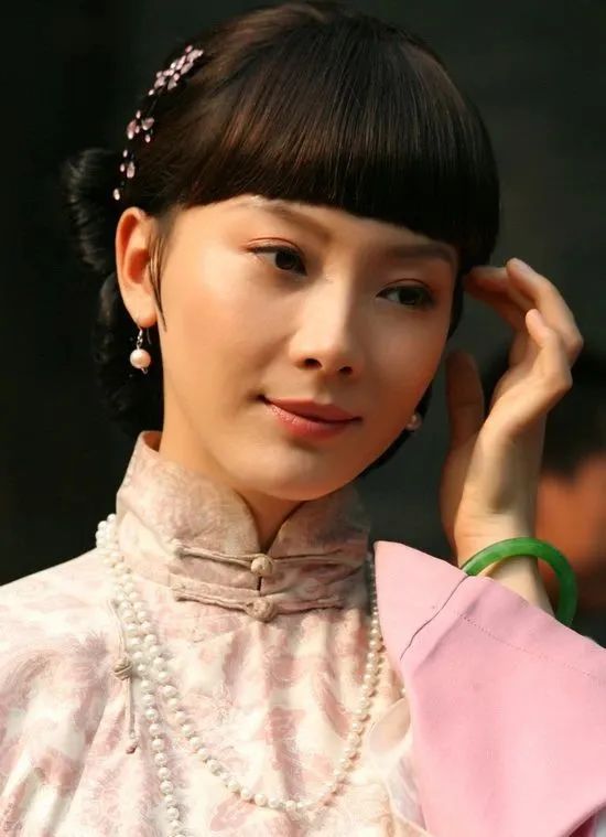 她塑造过很多角色,像《新上海滩》里的第一交际花方艳云.