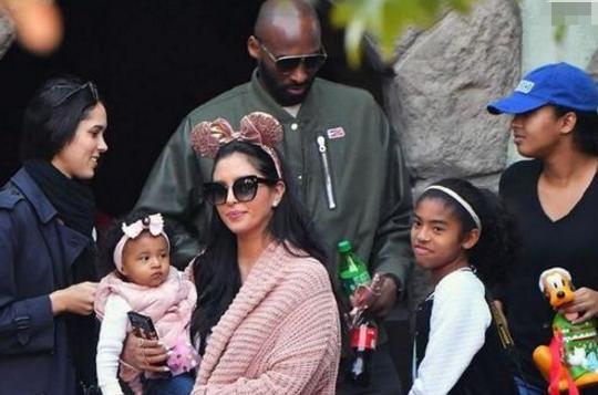 伤感科比一家六口相处不到8个月只留下4张合影再没机会了