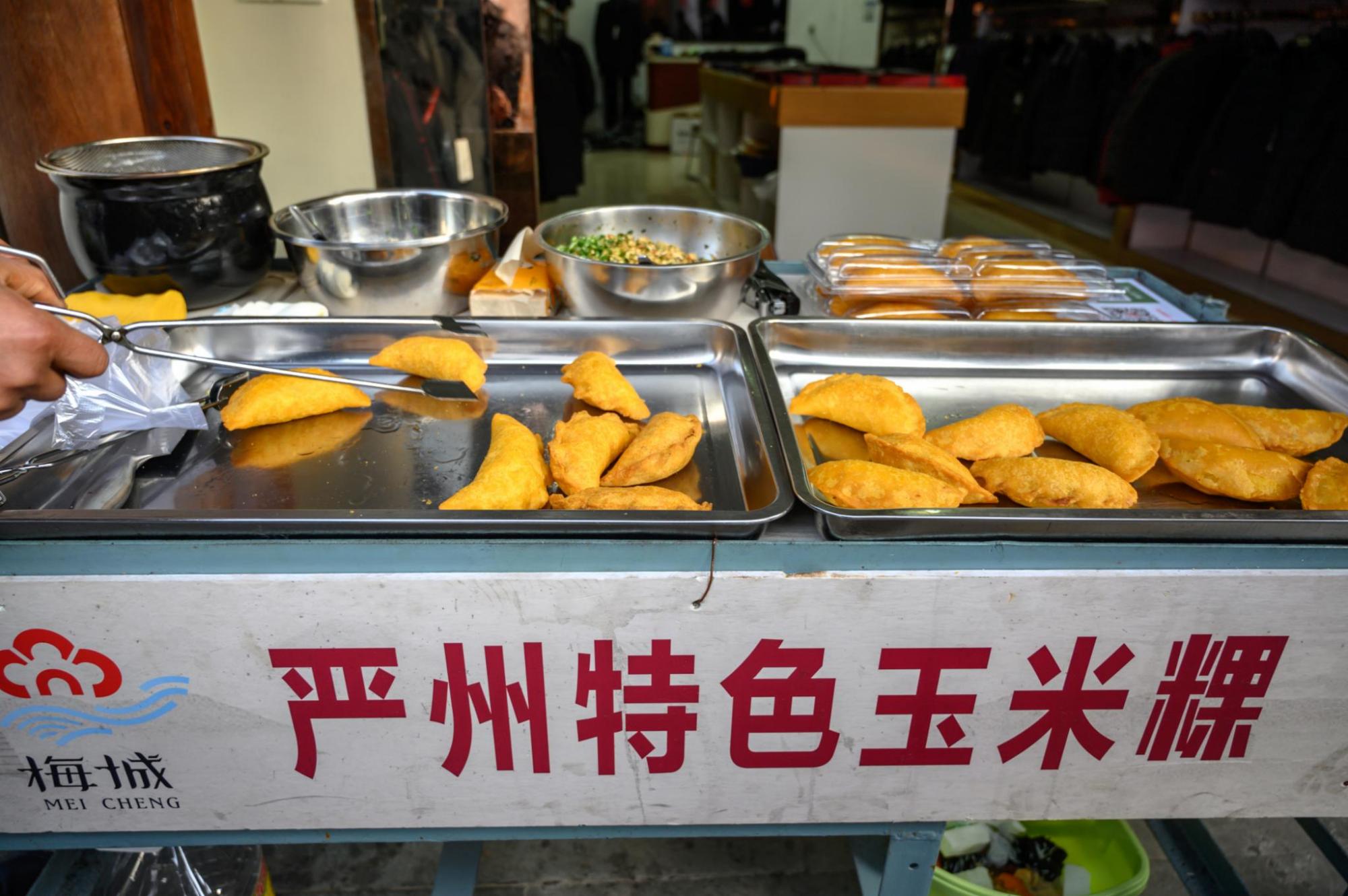 建德梅城古镇有道黑暗料理里面裹着臭豆腐游客表示很好吃