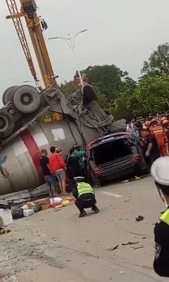 茂名市民大道亿丰路口发生一起严重交通事故(附照片)_行车