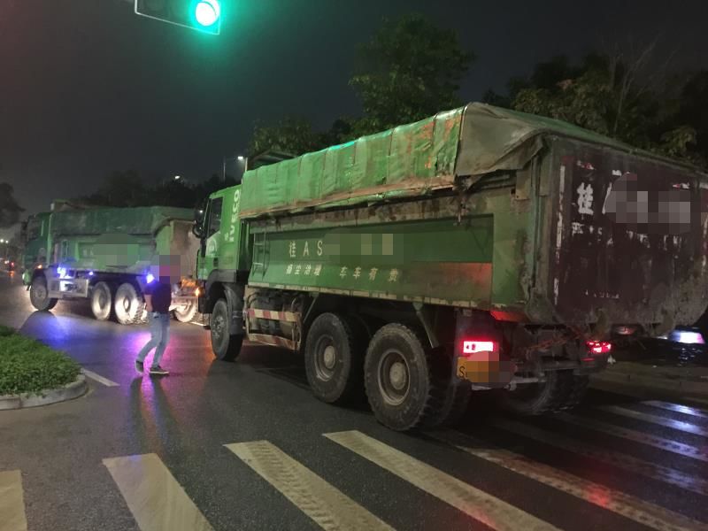 嚣张南宁三塘泥头车组团闯红灯强占非机动车道对交警的拦截视若无睹