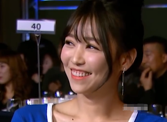 举牌女郎答应选手赢了就交往选手输比赛女郎和对手合影很开心