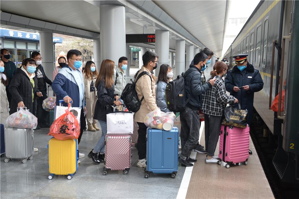 进疆支教老师返校兰州铁路局开行首趟点对点专列送行