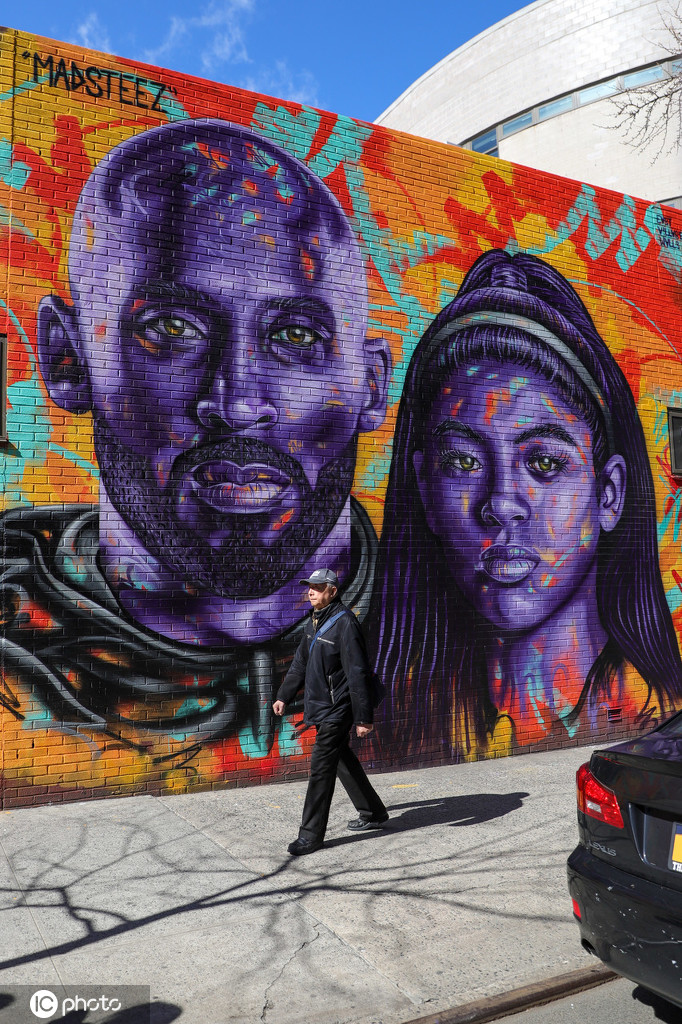 组图:艺术家德伦纽约绘巨幅壁画 纪念科比与gigi