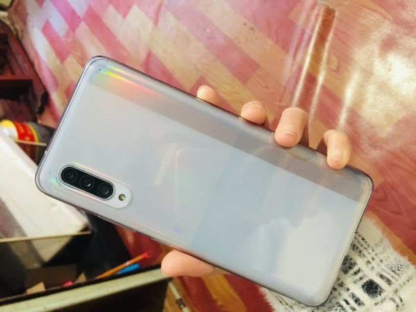 三星a90采用后置4800万 800万 500万像素三摄,主摄为三星gm1传感器