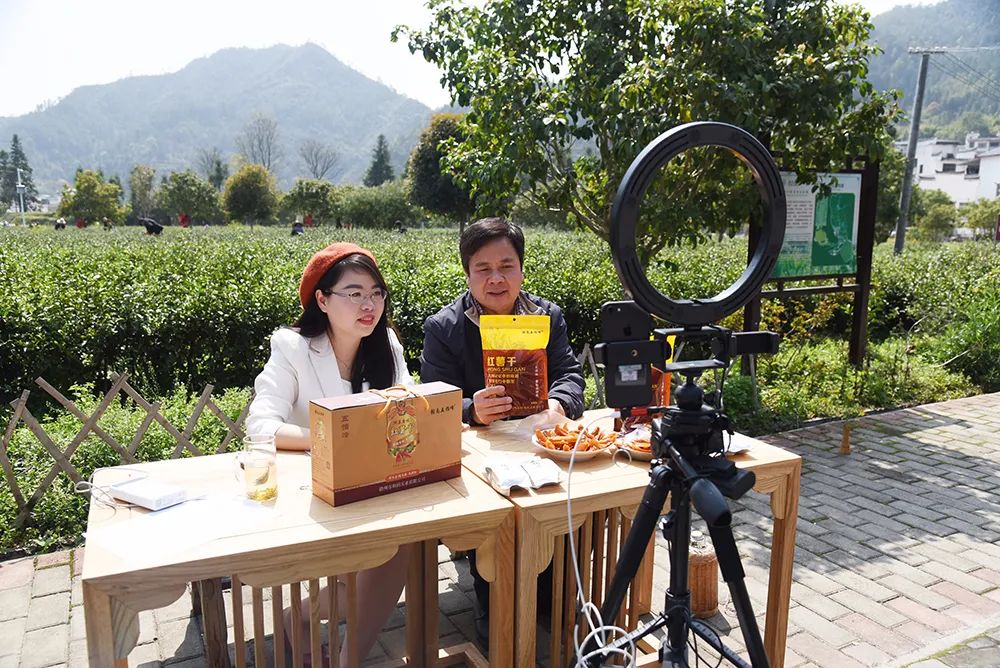 仅3小时交易金额达2万余元上犹县扶贫助农淘宝直播开播