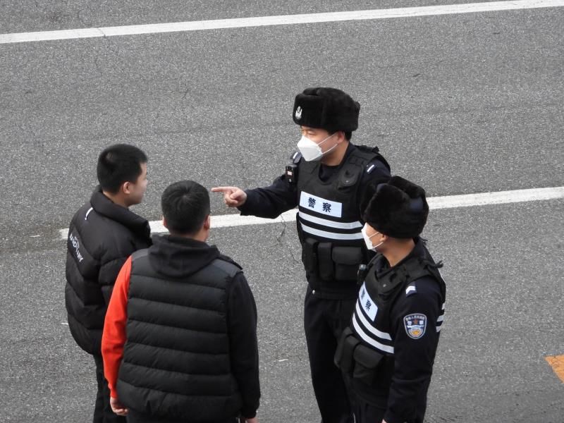 曝光警察上街劝阻只因丹东街头有人无比倔强