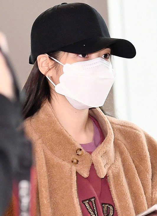 原创李知恩白色情人节穿纯白色毛衣晒美照笑容灿烂展现清纯气质