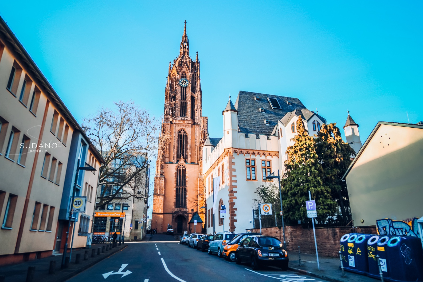 但名气最大的还是法兰克福大教堂,也叫皇帝大教堂,是一栋哥德式建筑它