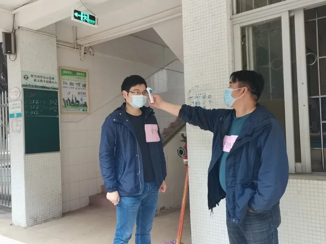 我校举行学生回校应急预案演练