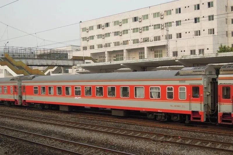 中国铁路25g型客车的标准涂装主色调为橘红色和白色,因此也俗称"红皮