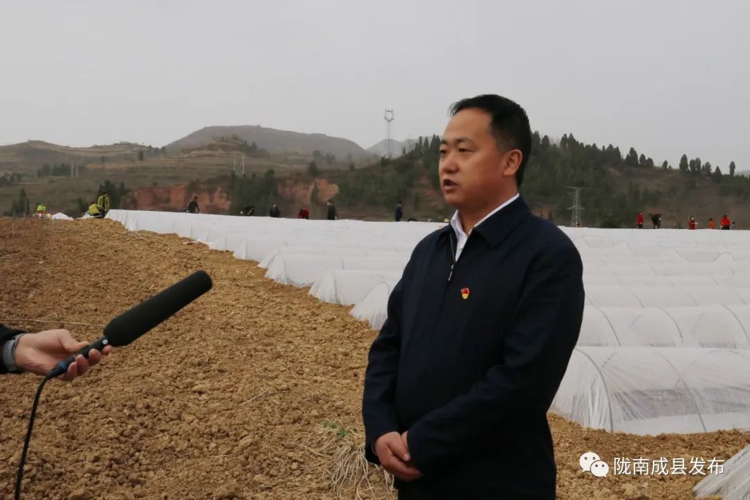 省市脱贫攻坚主题采访团来成县采访