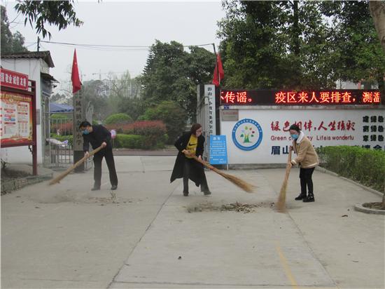 彭山区余店小学周末校园大扫除 爱家卫生在行动(图1)