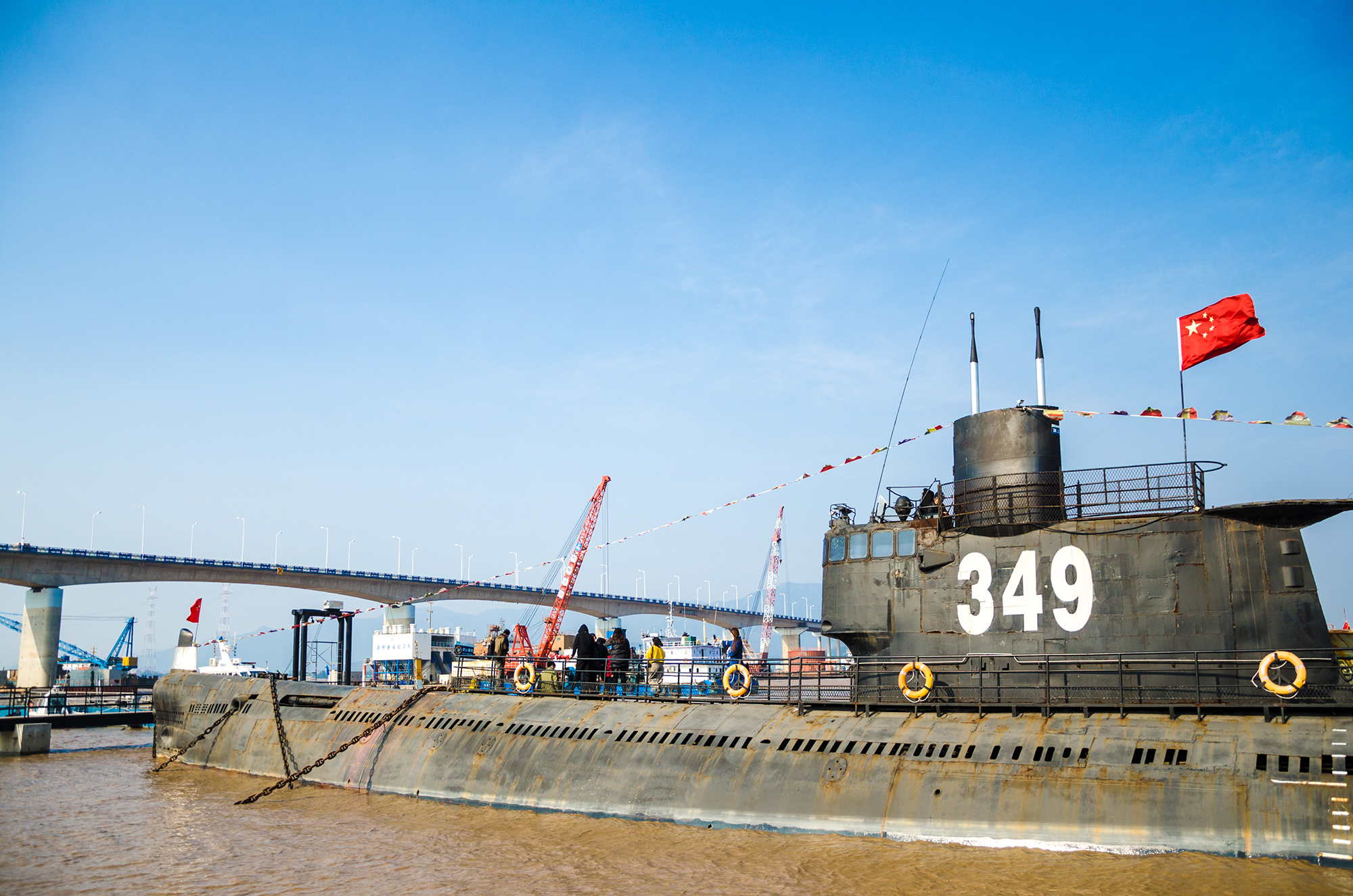 浙江唯一的潜艇观光基地停泊在台州椒江上游客可进入内部参观