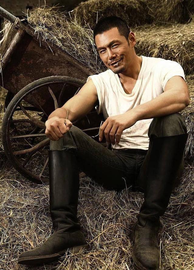 31岁获影帝,之后因耍大牌遭张纪中封杀,他今52岁颜值碾压于朦胧_邵兵