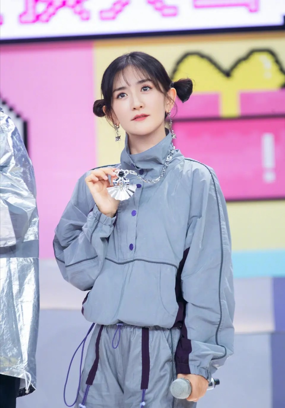 谢娜太大胆村姑毛衣穿到她身上竟仙气十足双马尾俏皮活泼