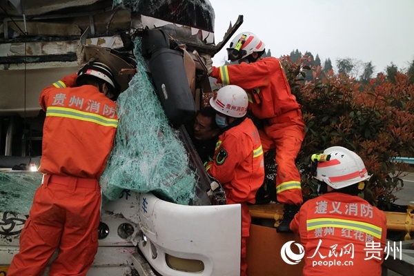 400米处发生一起双层大客车追尾吊车的交通事故,有3人被困,情况万分