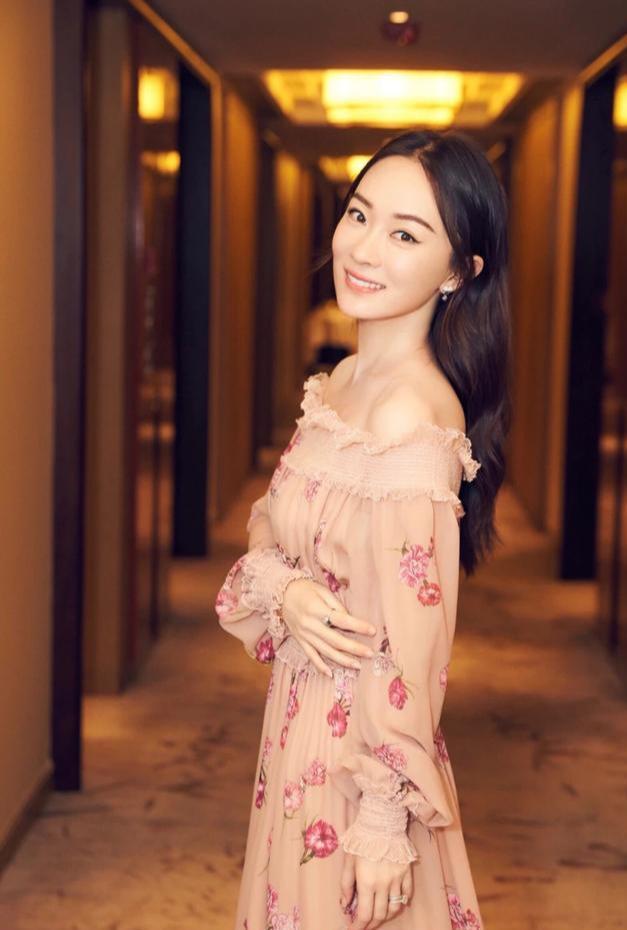 霍思燕胖了穿银色皮肤衣太紧绷腰围明显太勒丰满却显妇女感