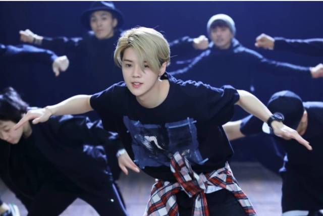 鹿晗和关晓彤的恋情曝光后,鹿晗失去了很多粉丝.