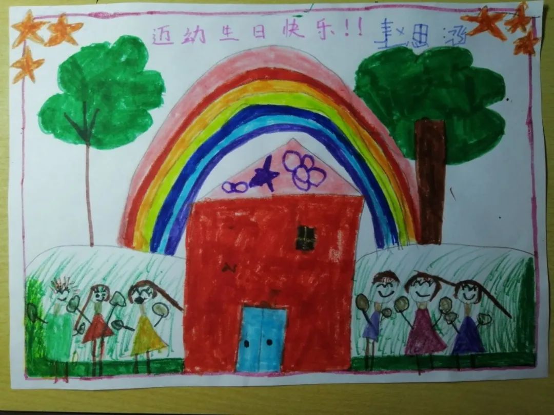 小班的弟弟妹妹和自己的爸爸媽媽共同繪畫出了美麗的幼兒園,畫面中有