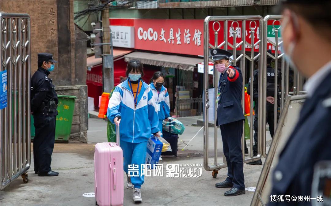 报到时,学生须身着全套校服,佩戴口罩,校牌,完成扫码,测体温,消杀和