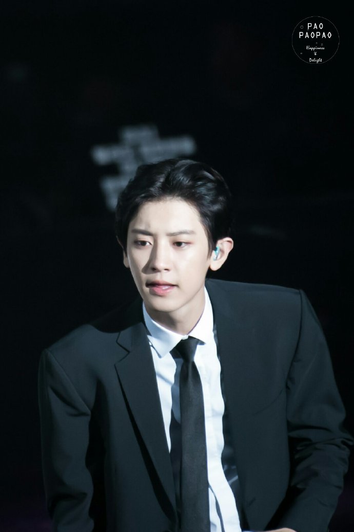 帅哥的狼奔黑西装永远是心头挚爱,半永久请求!_灿烈