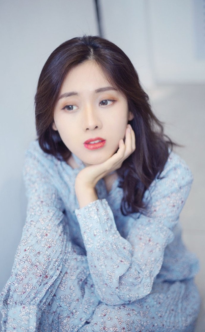 女孩与诗:我没有盾牌,无法做到置身之外