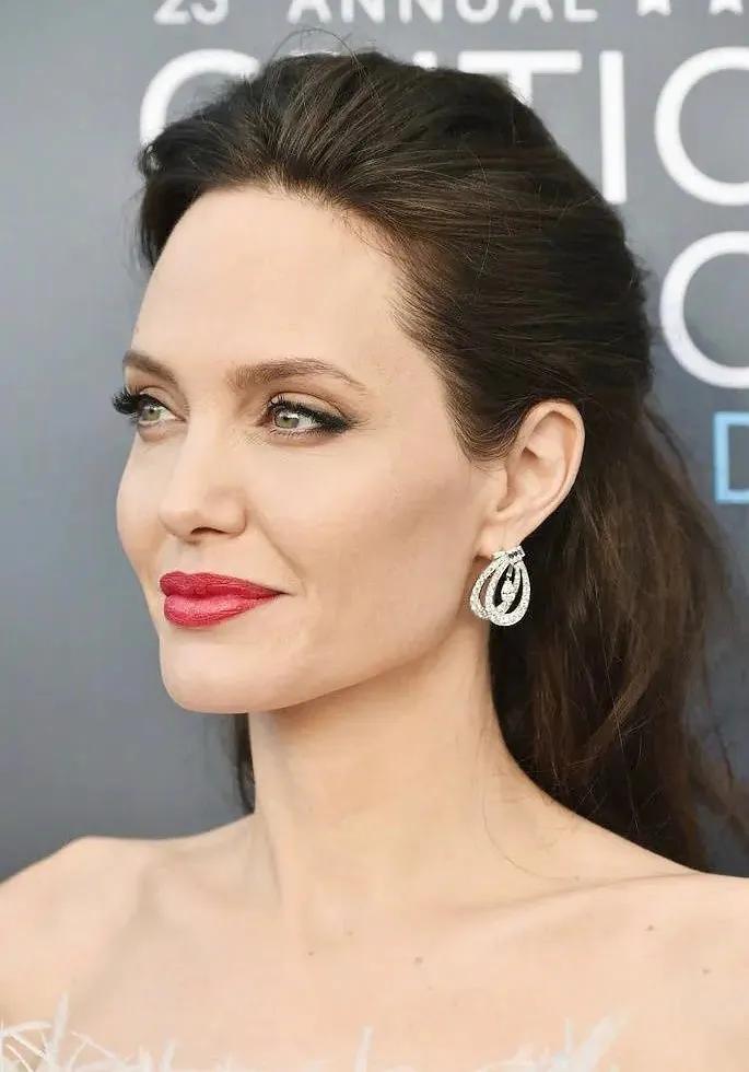 45岁安吉丽娜朱莉不能再瘦了!穿风衣青筋凸起,为疫情出街囤货