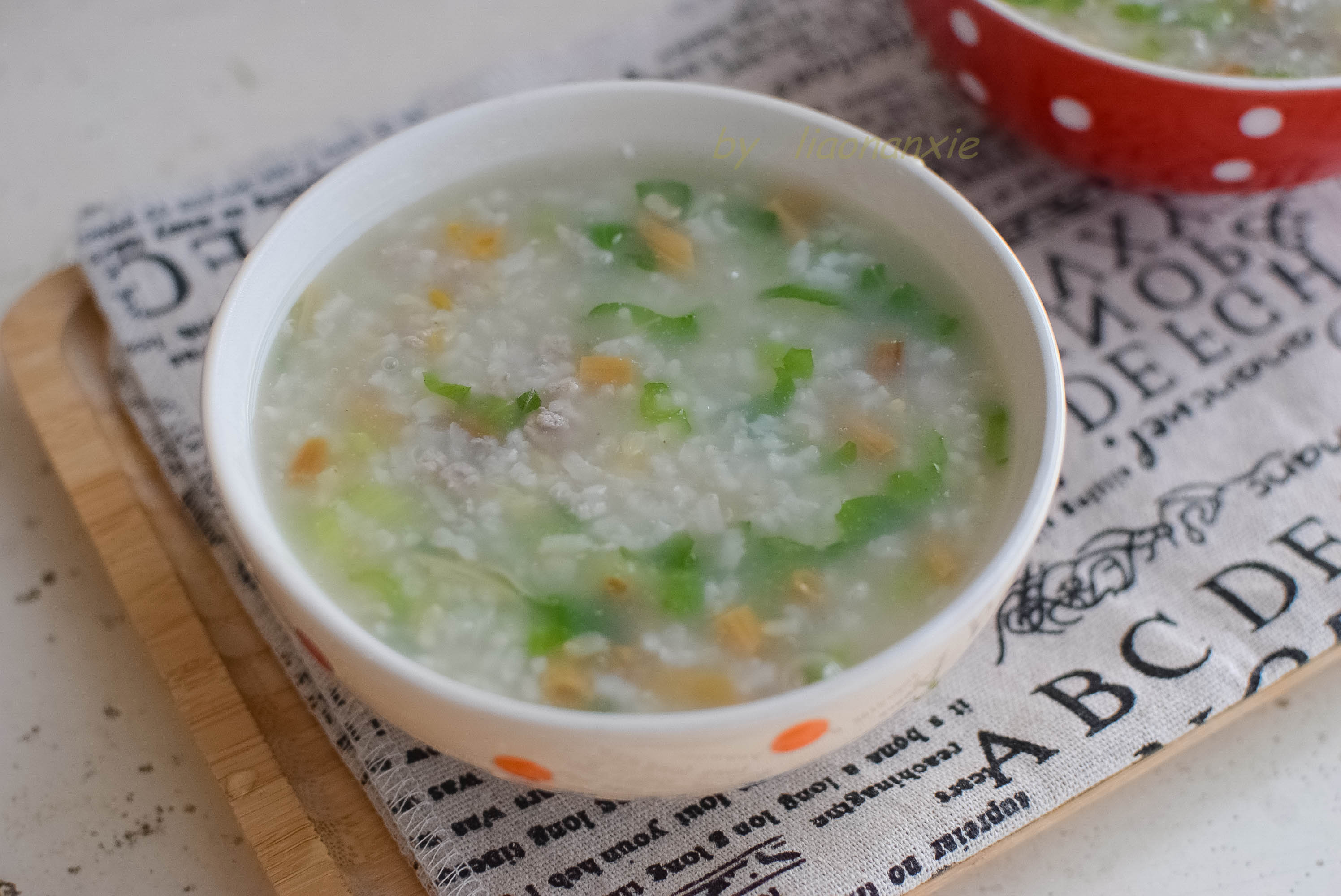 早餐一碗热粥温暖全家人的胃快速煮粥有技巧一泡二焖三搅拌