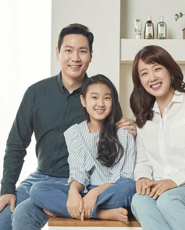 41岁徐敏静老师当红时远嫁美国退出演艺圈一家三口很幸福