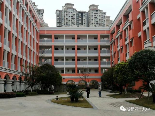 你来我来大家一起来爱国卫生运动洒扫出一个朝气蓬勃的成都49中