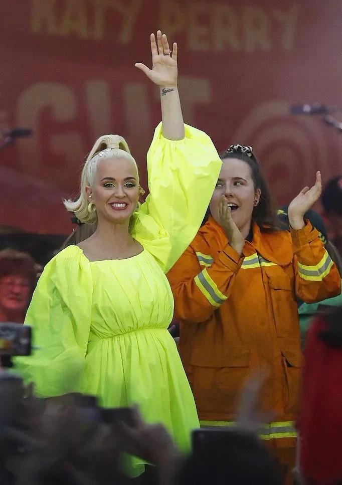 最强孕妈水果姐登台演出荧光裙配菠萝头网友终开花结果