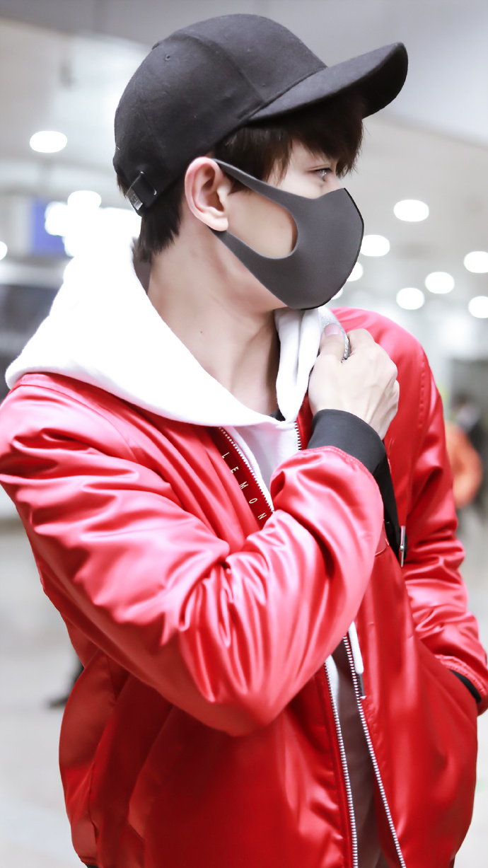 口罩挡不住任嘉伦的大眼睛 不灵不灵一发入魂