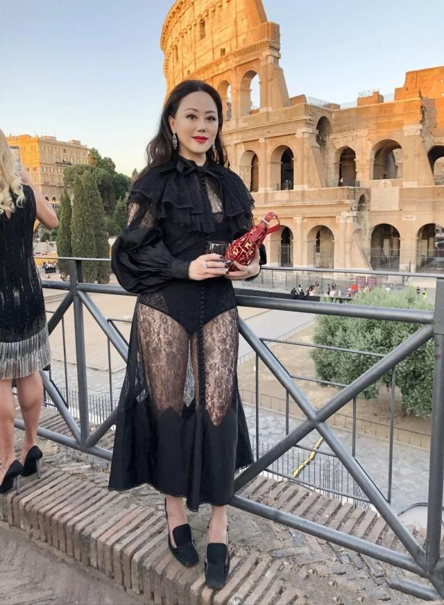 章小蕙因为太丰满翻车,黑裙穿出满身褶显廉价,腰间勒出层层赘肉