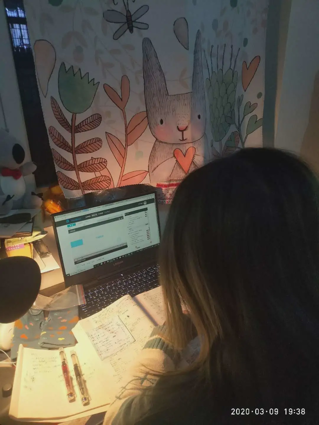 你认真上课的背影真美两周线上学习是否有你的同款背影