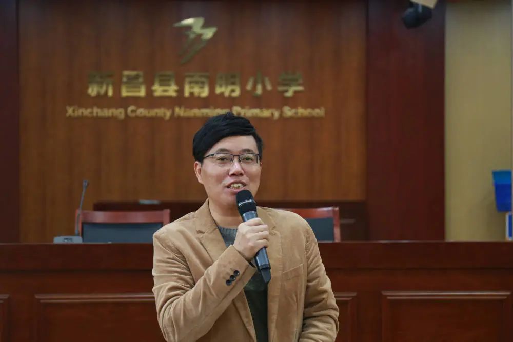 南明小学副校长周刚夫对模拟演练做了详细部署,要求老师们在做好个人