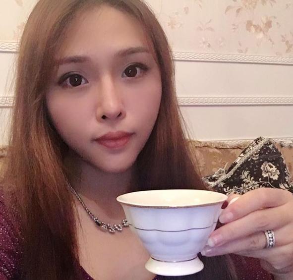 同时与2男交往还撒谎,男友曾为其借钱还债_李伊妍