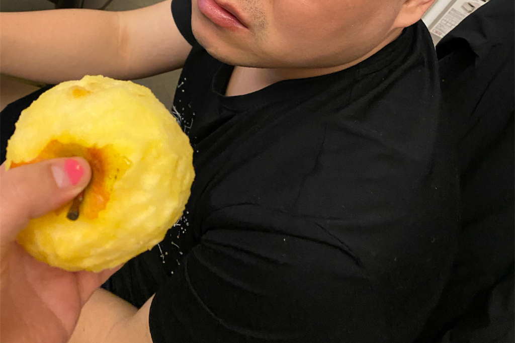 手里拿的苹果表面坑坑洼洼,根本不像是用水果刀或者削皮器削出来的